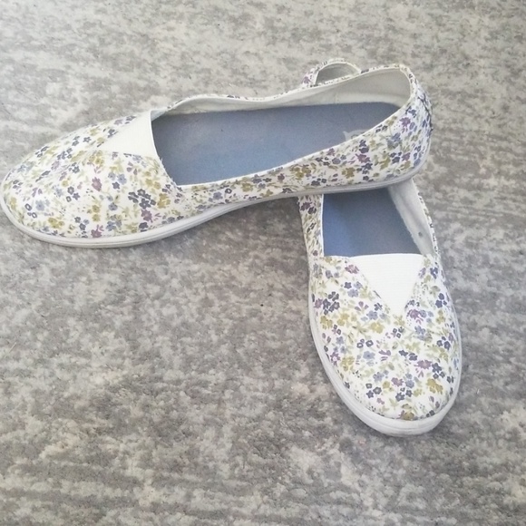 Womens Floral Loafers - Picture 2 of 6